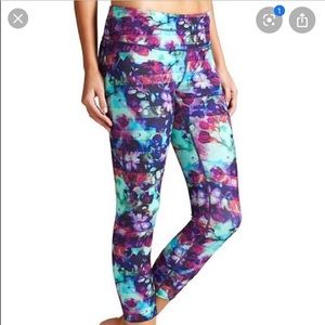 Athleta 7/8 Capri- Sonar floral fade pattern
